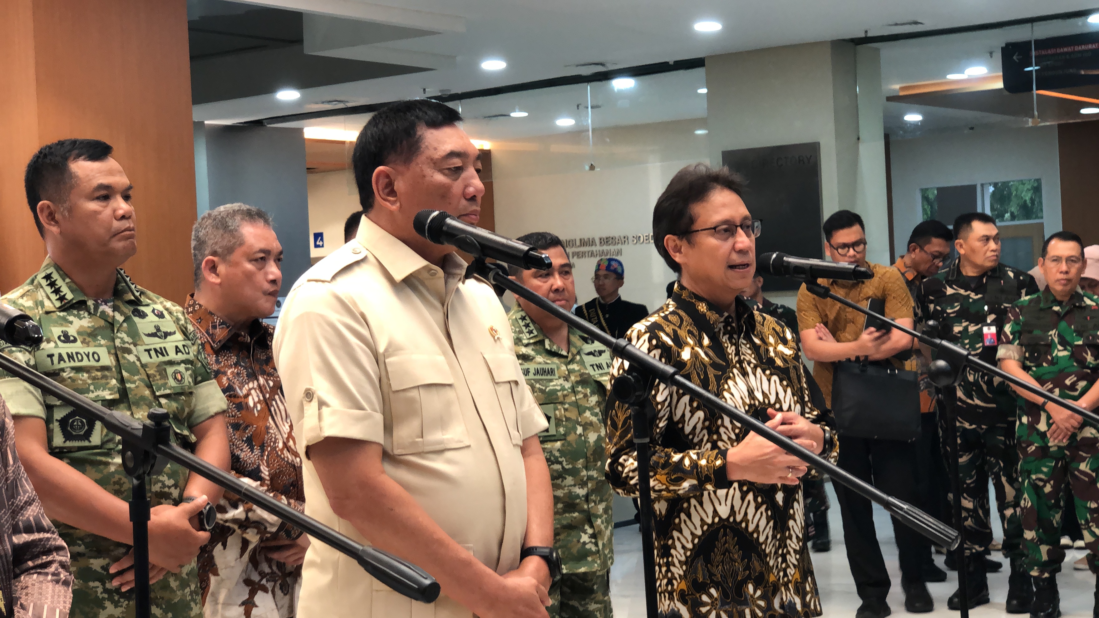 Menkes Budi Gunadi Sadikin menyampaikan keterangan kepada awak media di RSPPN Panglima Besar Soedirman pada Selasa (7/10). (Syahrul Yunizar/JawaPos.com) - Image