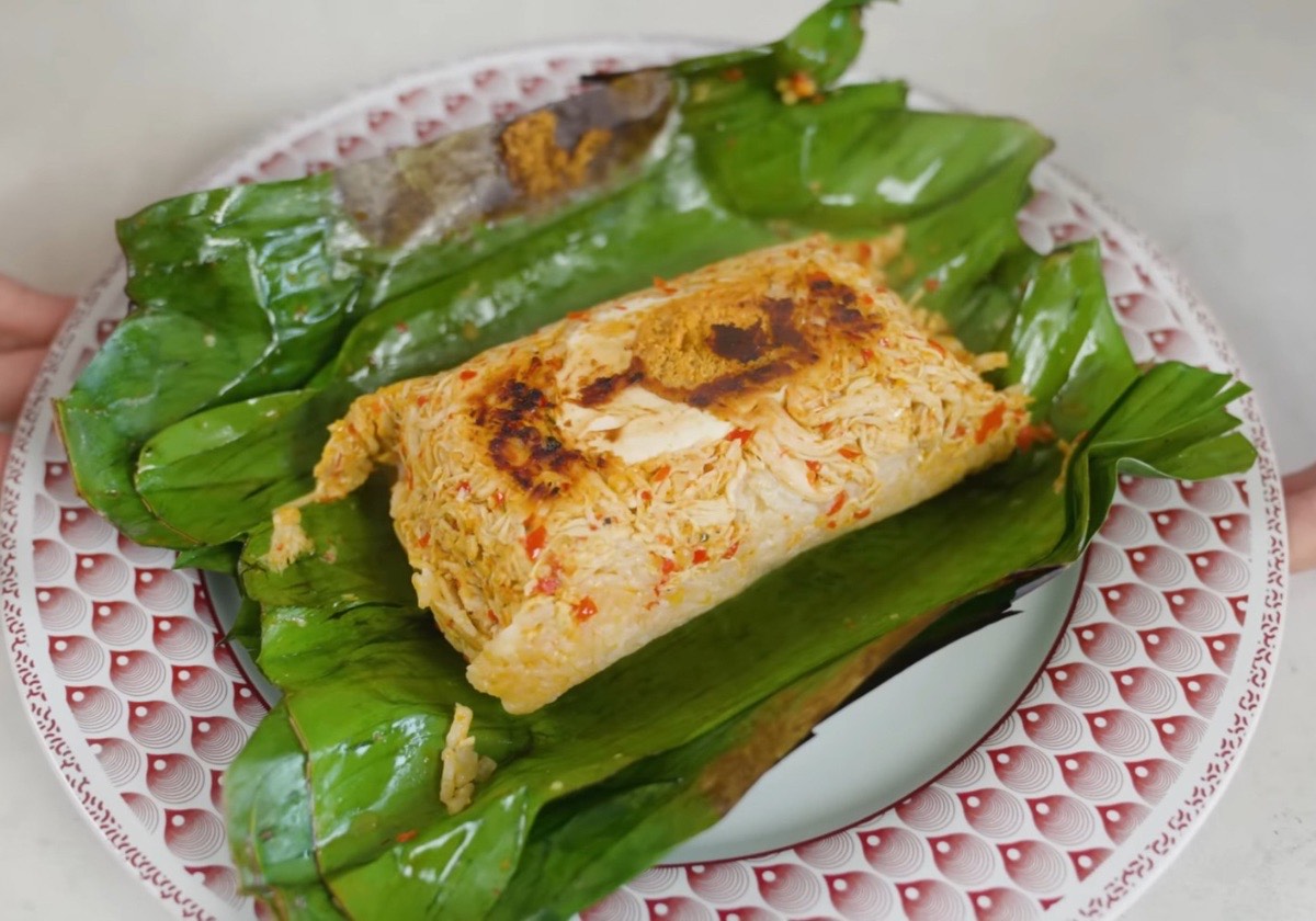 Nasi bakar ayam sisit dengan telur asin gurih pedas (dok. YouTube Willgoz Kitchen) - Image