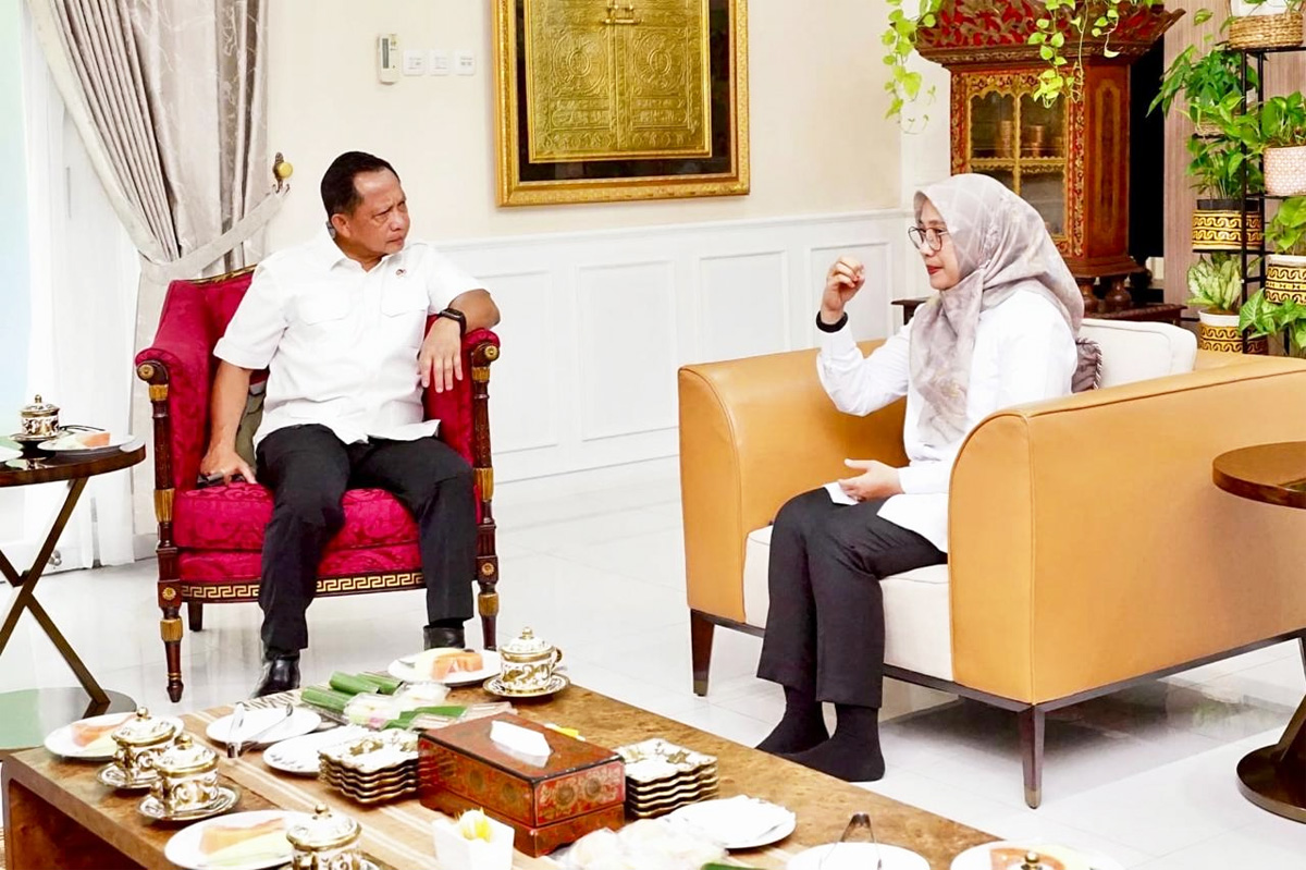 Bupati Banyuwangi Ipuk Fiestiandani bertemu Mendagri Tito Karnavian untuk melaporkan rencana pembentukan Dana Abadi Daerah (DAD) di komplek Widyacandra, Jakarta, Rabu (8/10/2025). (Istimewa) - Image