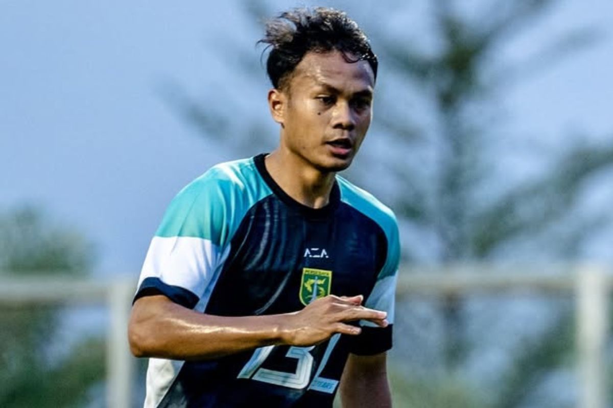 Koko Ari jalani latihan keras bersama Persebaya Surabaya jelang hadapi Persija Jakarta. (Persebaya Surabaya) - Image