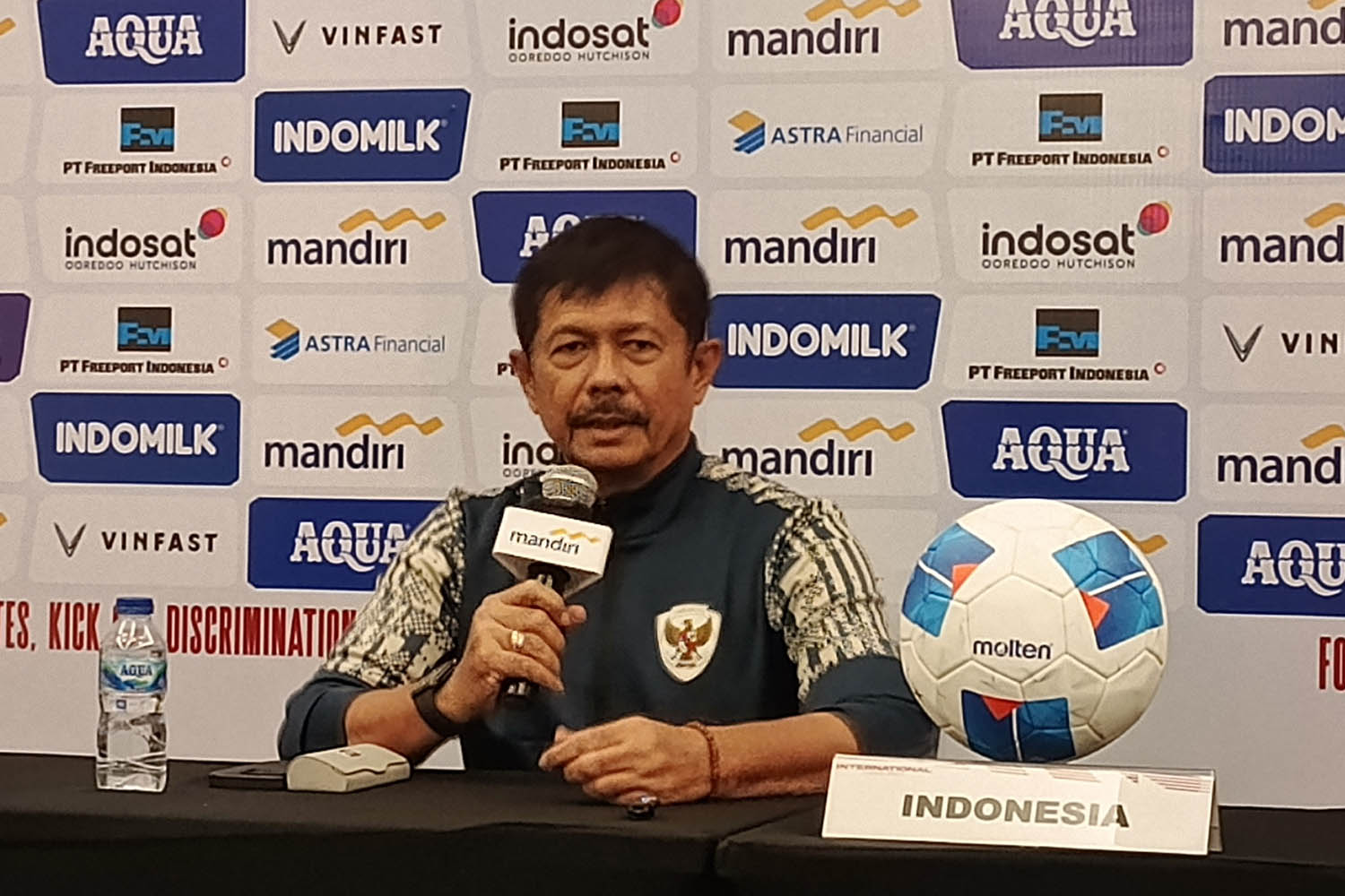 Pelatih Timnas Indonesia U-22, Indra Sjafri, berbicara mengenai alasan India sebagai lawan Garuda Muda dalam uji coba jelang SEA Games 2025. (FOTO: Dimas Ramadhan/JawaPos.com) - Image