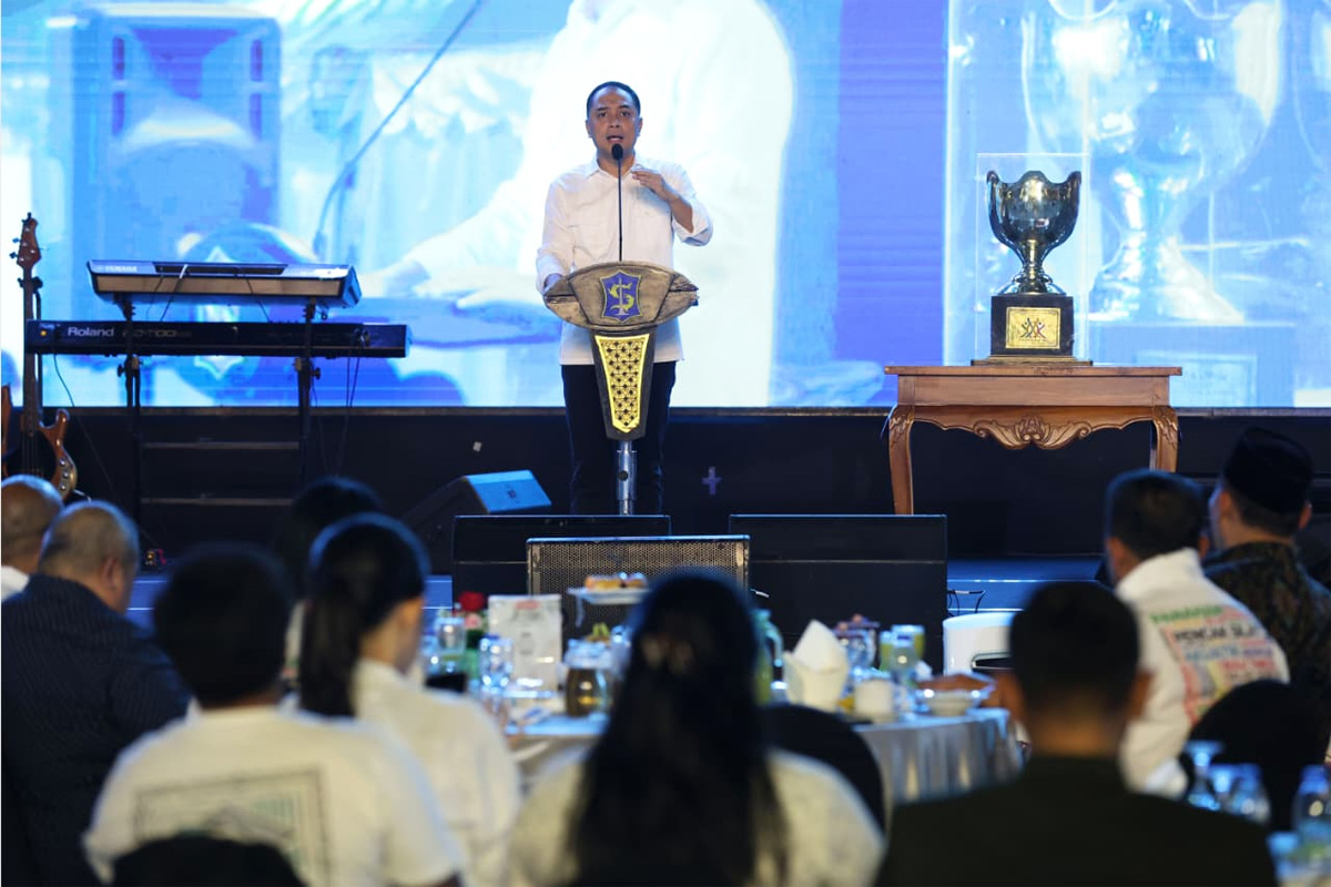 Wali Kota Surabaya, Eri Cahyadi pada acara penyerahan bonus senilai total Rp42,7 miliar kepada atlet dan pelatih yang sukses meraih prestasi di ajang Pekan Olahraga Provinsi (Porprov) IX Jatim 2025. - Image