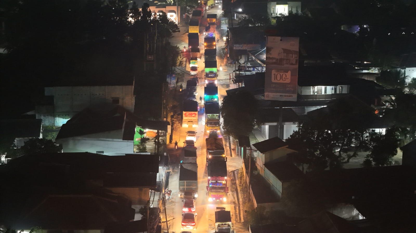 Kemacetan di jalur Parung Panjang Bogor imbas aktivitas truk tambang yang tak mengenal waktu kini tak lagi dirasakan usai tambang ditutup sementara oleh Gubernur KDM. (Dery Ridwansah/JawaPos.com) - Image