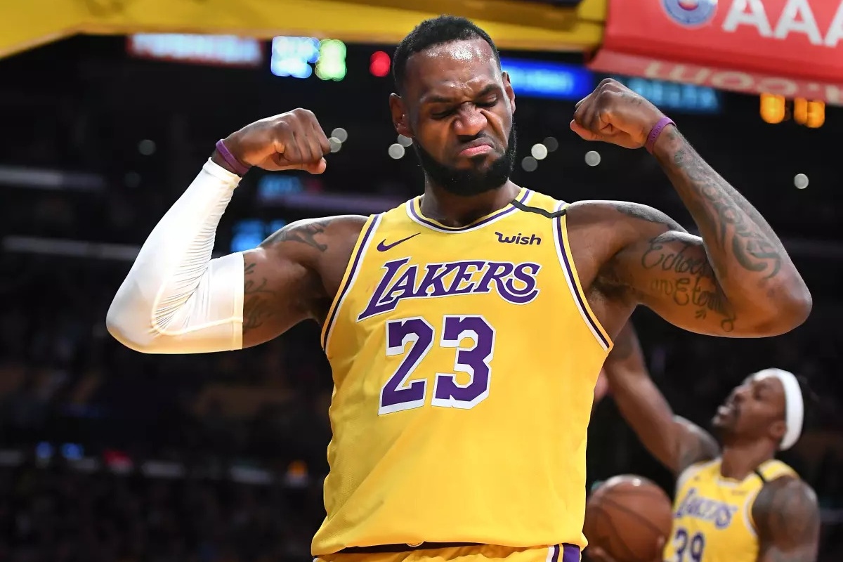 LeBron James Jadi Pencetak Triple-Double Tertua Usai Los Angeles Lakers Tekuk Dallas Mavericks - Image