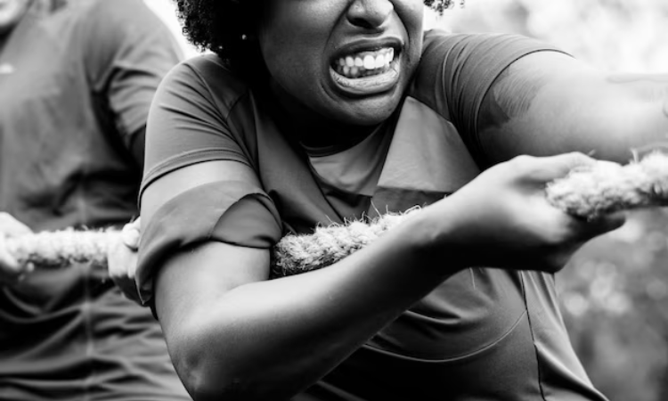 Ilustrasi seseorang sedang tarik tambang (freepik) - Image