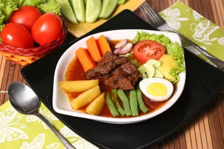 Makanan tradisional khas Jawa Tengah yang populer, Selat Solo. (recipe4you.blogspot.com)