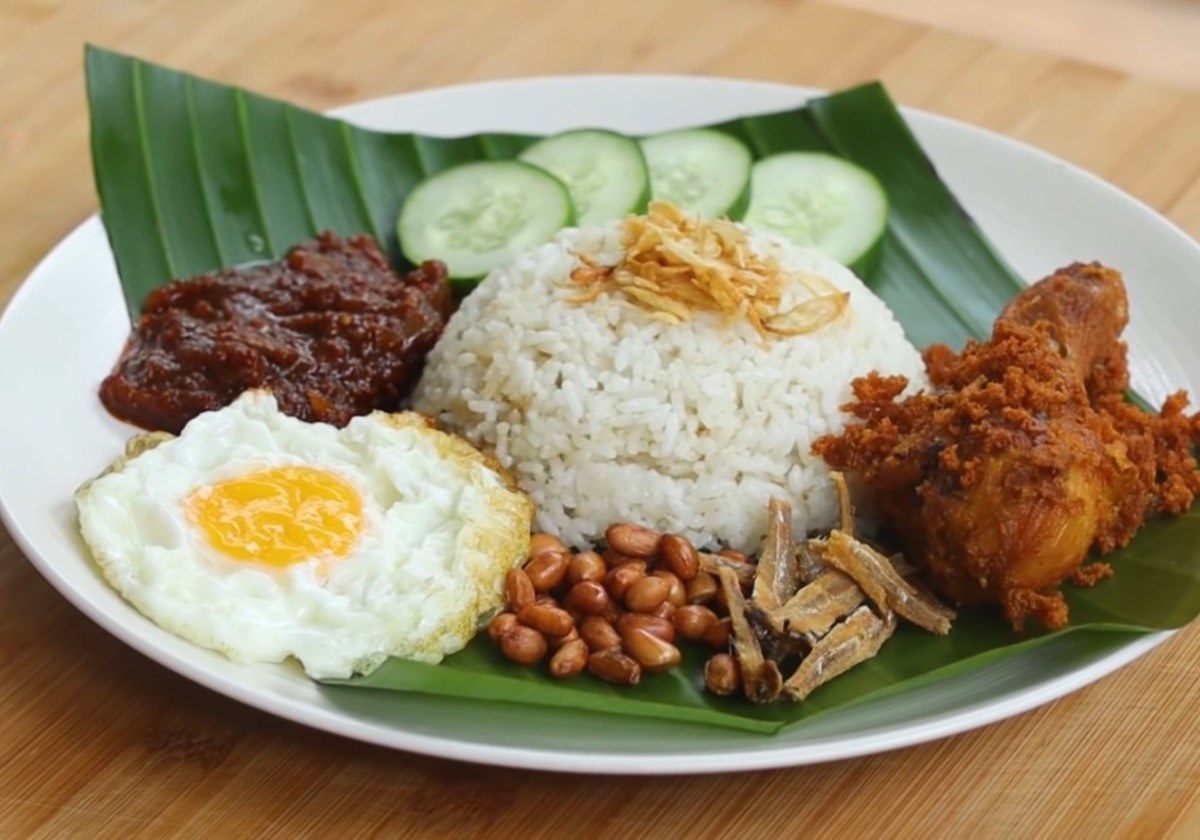Nasi lemak khas Malaysia (Dok. YouTube Devina Hermawan) - Image