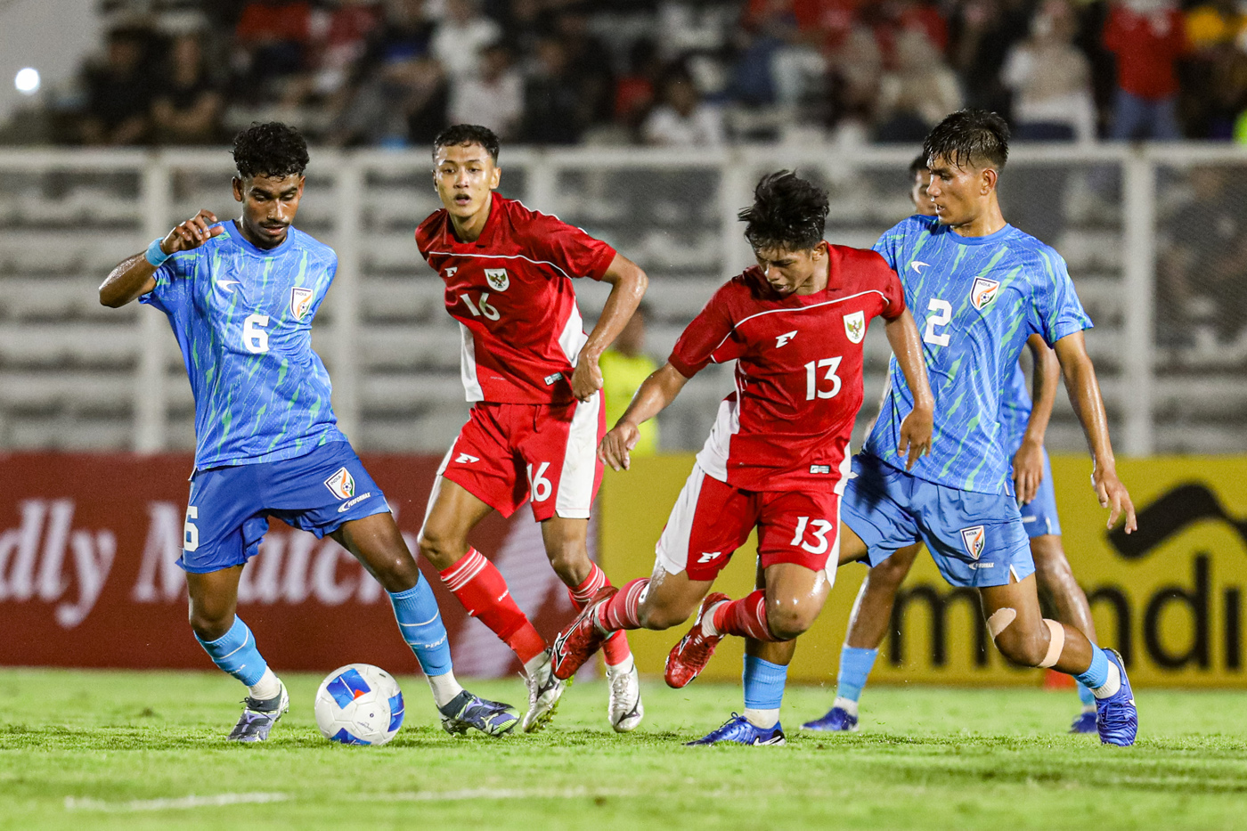 Pesepak bola Timnas Indonesia U-23 berebut bola dengan pesepak bola Timnas India U-23 pada pertandingan persahabatan di Stadion Madya, Kompleks GBK, Senayan, Jakarta, Jumat (10/10/2025). (Salman Toyibi/ Jawa Pos) - Image