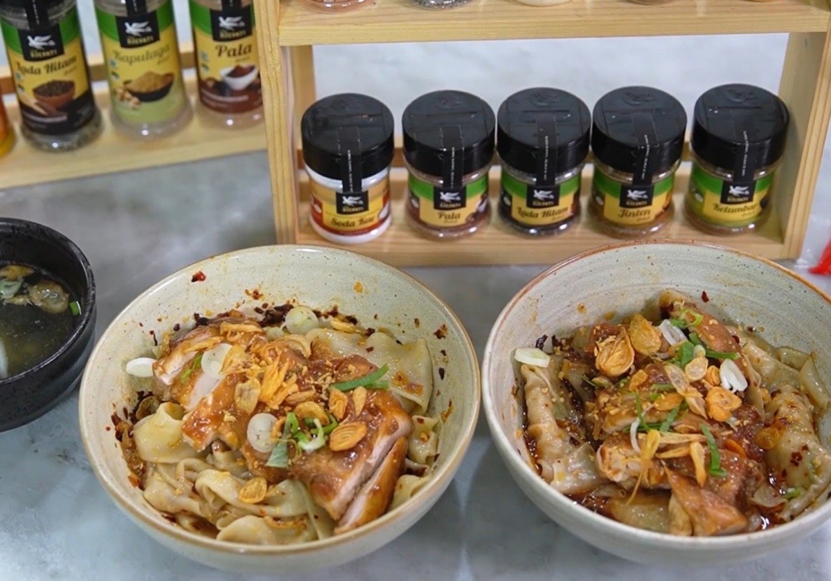 Mie sobek ayam panggang tersaji hangat (Dok. Ny. Liem Heritage) - Image