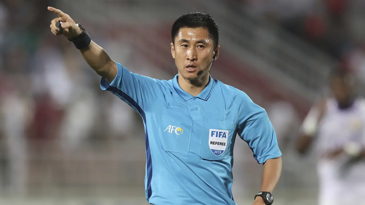 Ma Ning, wasit yang memimpin laga pertandingan Timnas Indonesia vs Irak di Kualifikasi Piala Dunia 2026. (Soha.vn) - Image