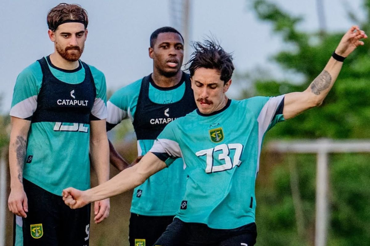 Eduardo Perez punya tugas berat perbaiki kelemahan Persebaya Surabaya jelang jamu Persija Jakarta. (Persebaya Surabaya) - Image