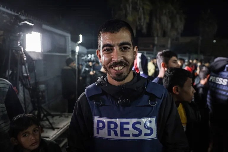 Potret jurnalis Palestina Saleh Aljafarawi, simbol keberanian dan pengorbanan jurnalis Gaza yang tewas saat meliput kebenaran di tengah konflik. (Al Jazeera) - Image