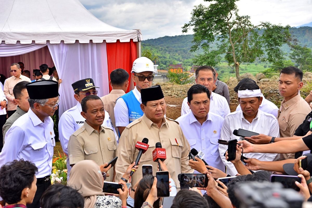 Menteri ESDM Bahlil Lahadalia mendampingi Presiden Prabowo. (ESDM)