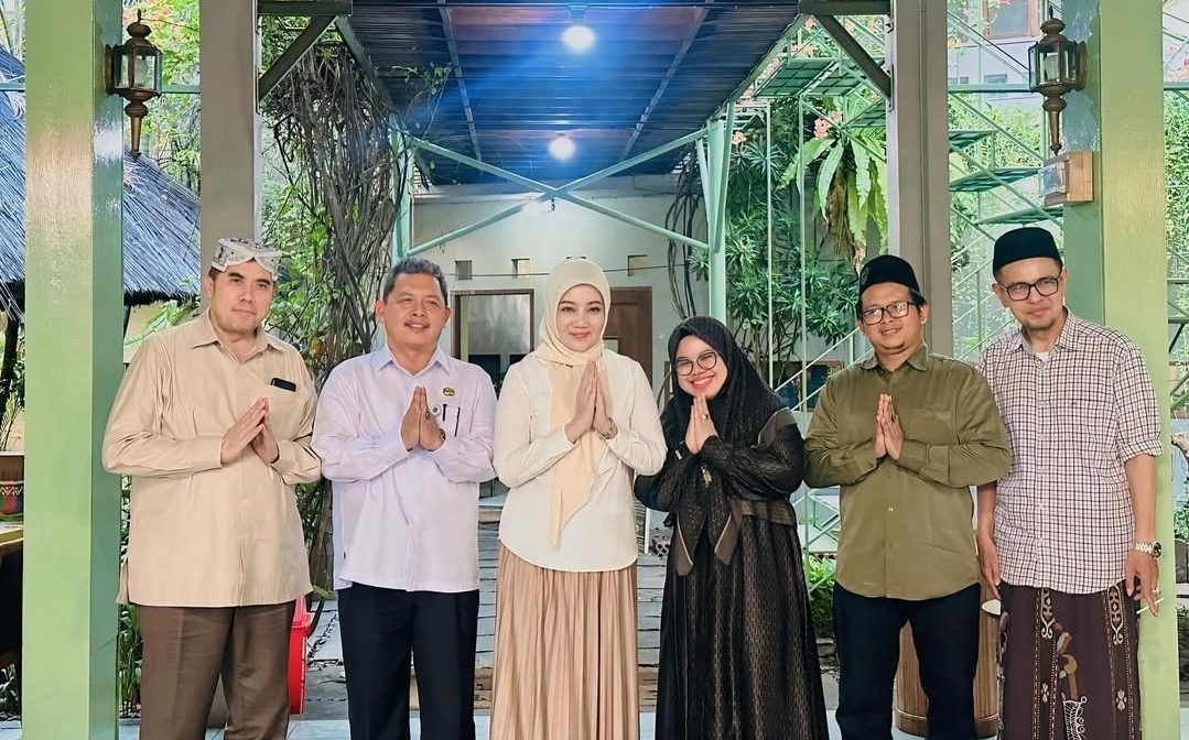 Anggota Komisi VIII DPR RI Atalia Praratya melakukan pertemuan perwakilan Kementerian Agama (Kemenag) Jawa Barat (Jabar) hingga Forum Pondok Pesantren Jabar usai rumahnya di Bandung digeruduk santri. - Image
