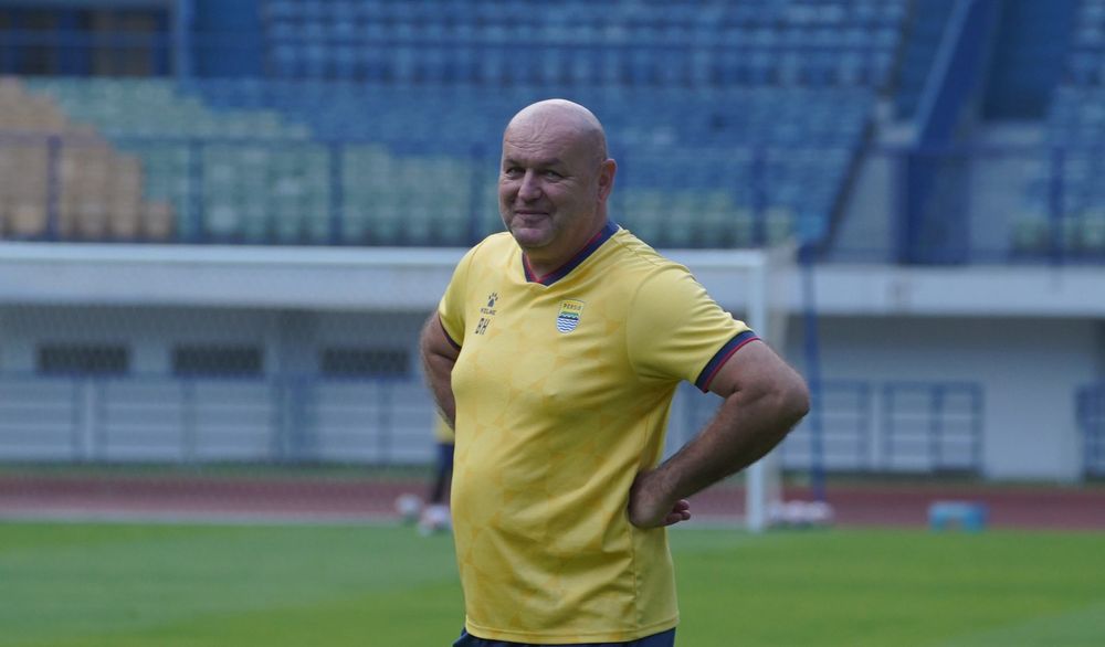 Pelatih Persib, Bojan Hodak, memberikan instruksi saat sesi latihan jelang laga kontra PSBS Biak di Stadion Maguwoharjo, Sleman. (Dok. Persib) - Image