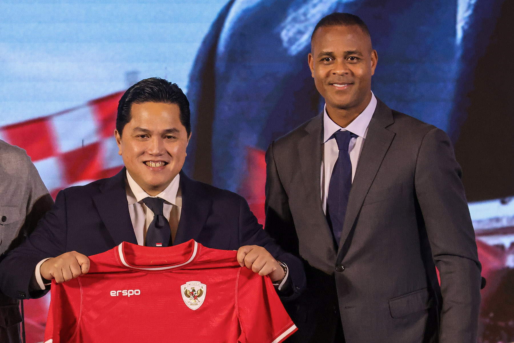 Erick Thohir dan Patrick Kluivert saat pengenalan pelatih Timnas Indonesia di Jakarta. - Image