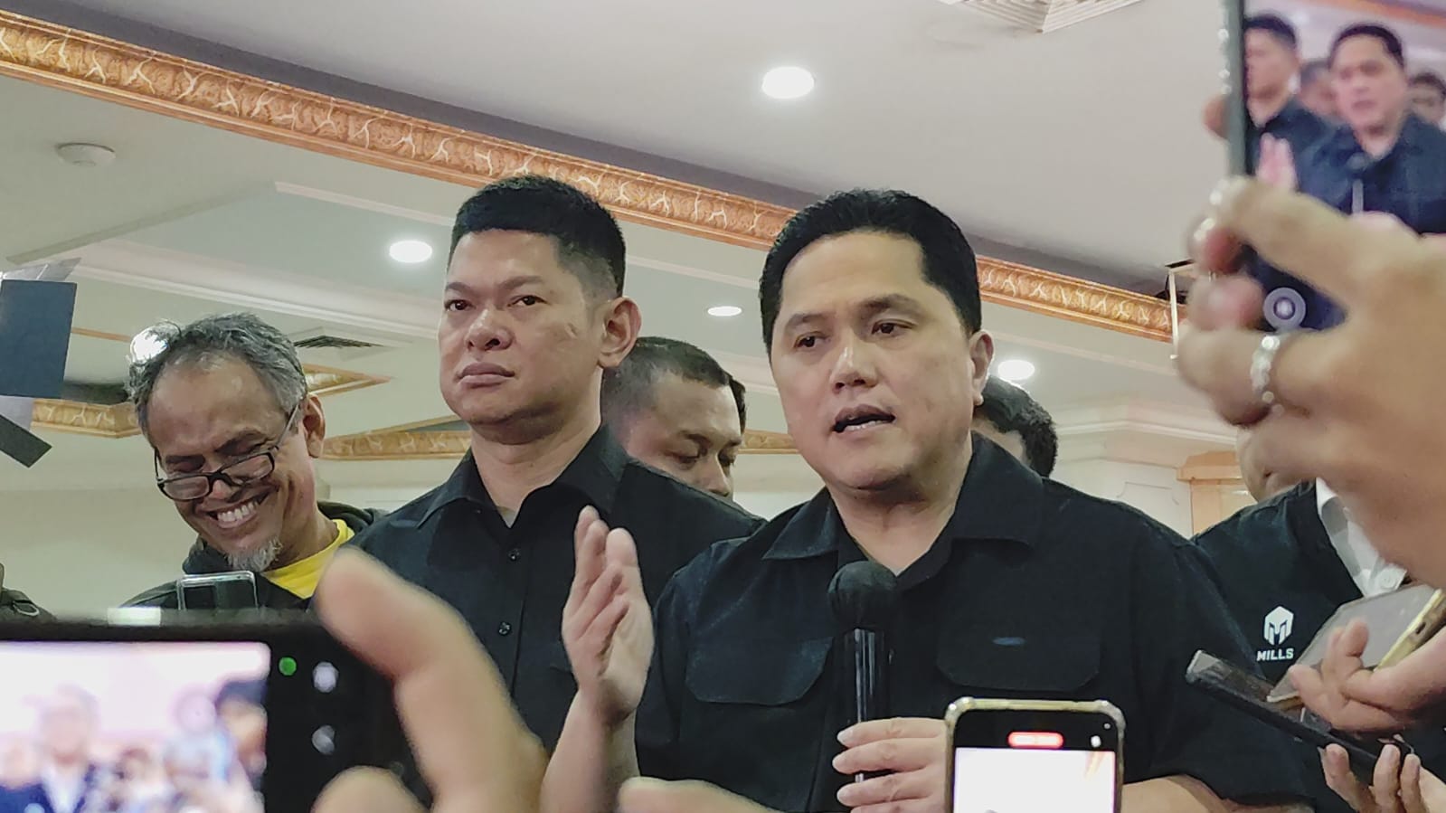 Menpora yang juga Ketua Umum PSSI, Erick Thohir enggan membahas perihal pelengseran Patrick Kluivert sebagai pelatih Timnas Indonesia. (Dimas Ramadhan/JawaPos.com) - Image