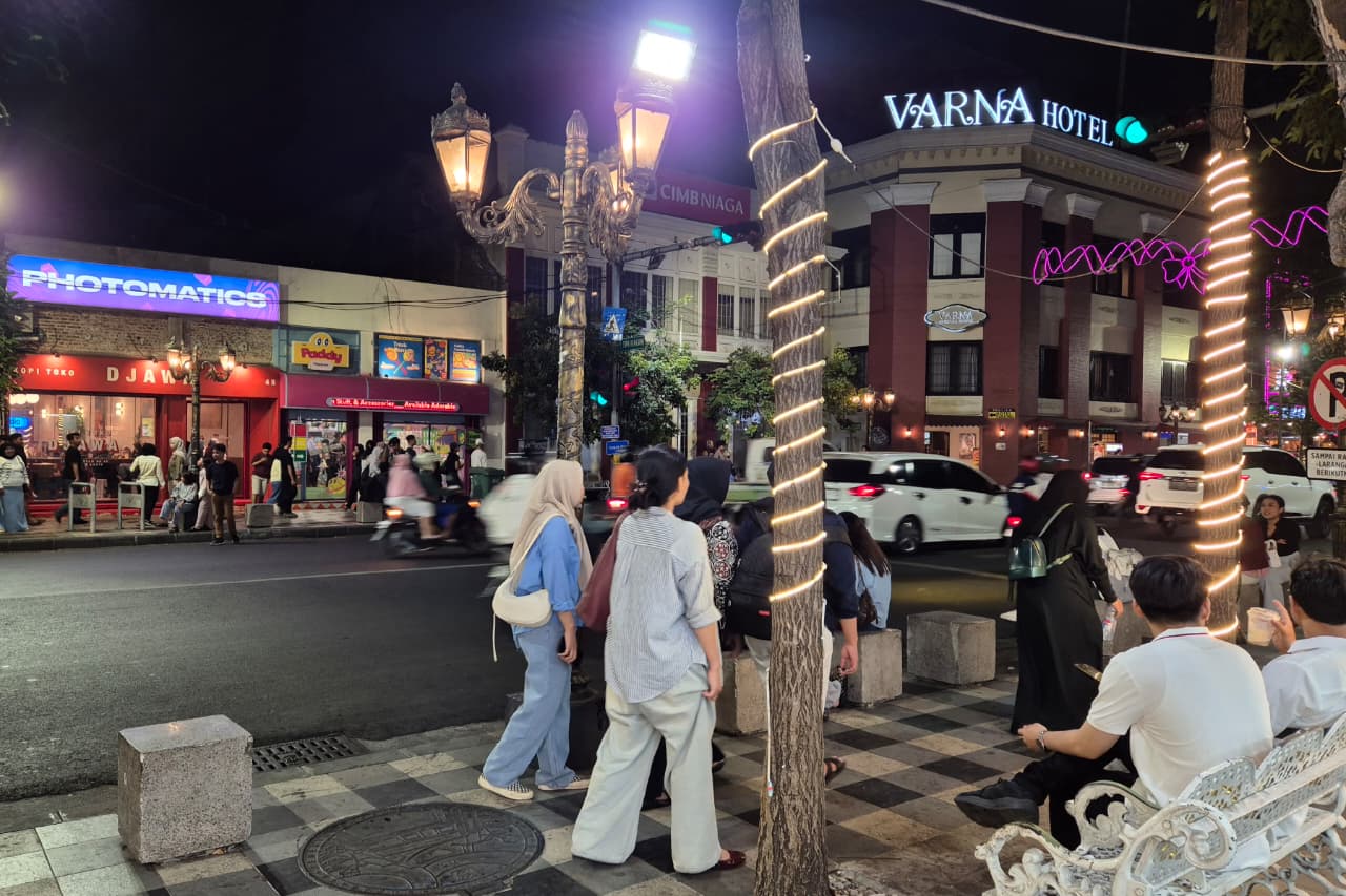Wisatawan dari dalam dan luar Kota Surabaya menikmati malam di Jalan Tunjungan. (Novia Herawati/JawaPos.com)