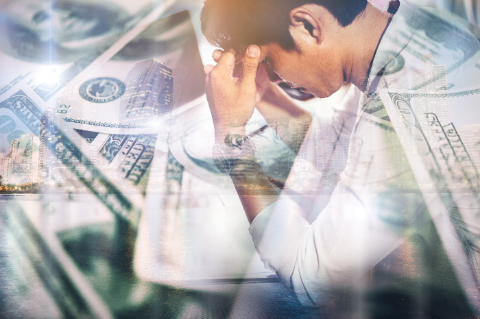 Ilustrasi, orang yang sedang mengalami kesulitan finansial, meski ditakdirkan kaya raya.( Freepik/ jcomp) - Image