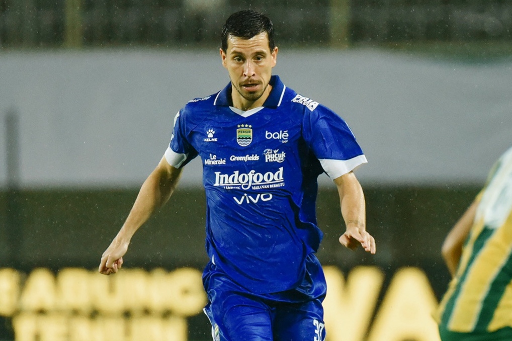 Gelandang Persib Thom Haye saat lawan PSBS Biak. (Dok. Persib Bandung) - Image