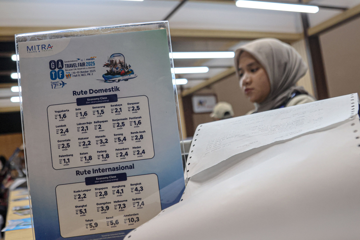 Pengunjung melihat promo menarik yang ditawarkan oleh Mitra Tour and Travel di gelaran Garuda Indone