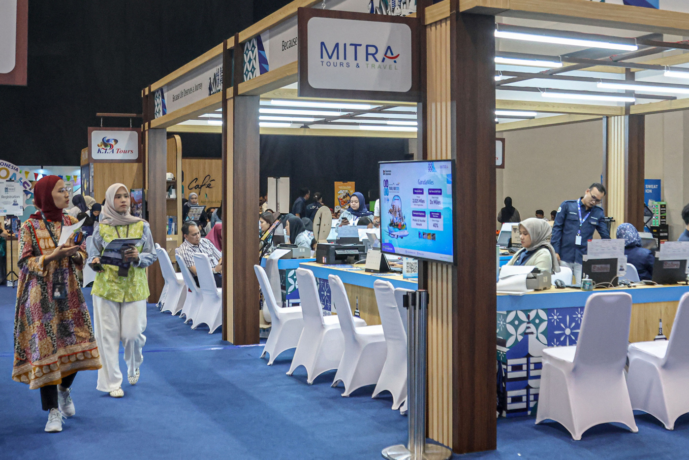 Pengunjung melihat promo menarik yang ditawarkan oleh Mitra Tour and Travel di gelaran Garuda Indone