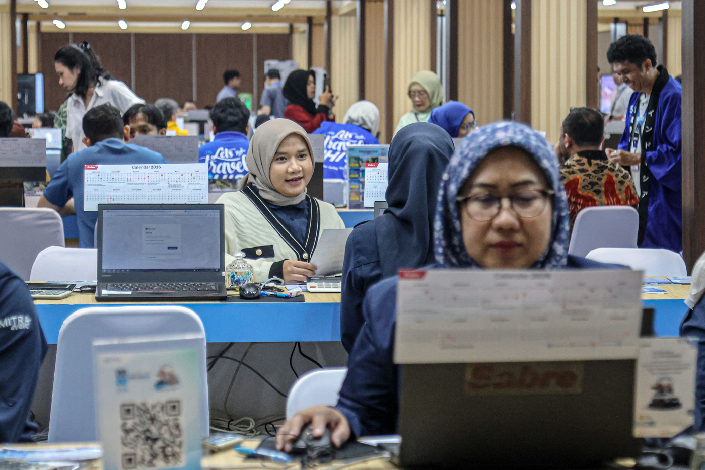Pengunjung melihat promo menarik yang ditawarkan oleh Mitra Tour and Travel di gelaran Garuda Indone