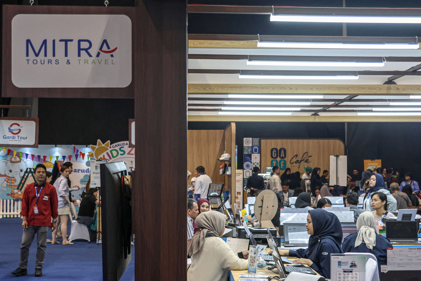 Pengunjung melihat promo menarik yang ditawarkan oleh Mitra Tour and Travel di gelaran Garuda Indone
