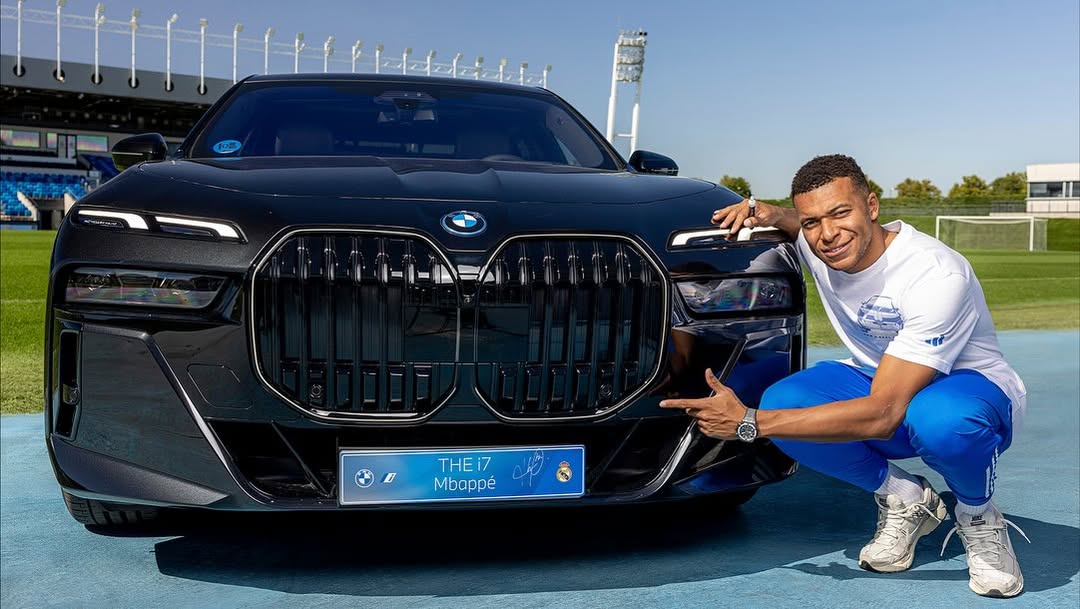 Pemain Real Madrid mendapat mobil mewah salah satunya Mbappe, namun sayang belum mendapatkan ijin untuk meyetir. - Image