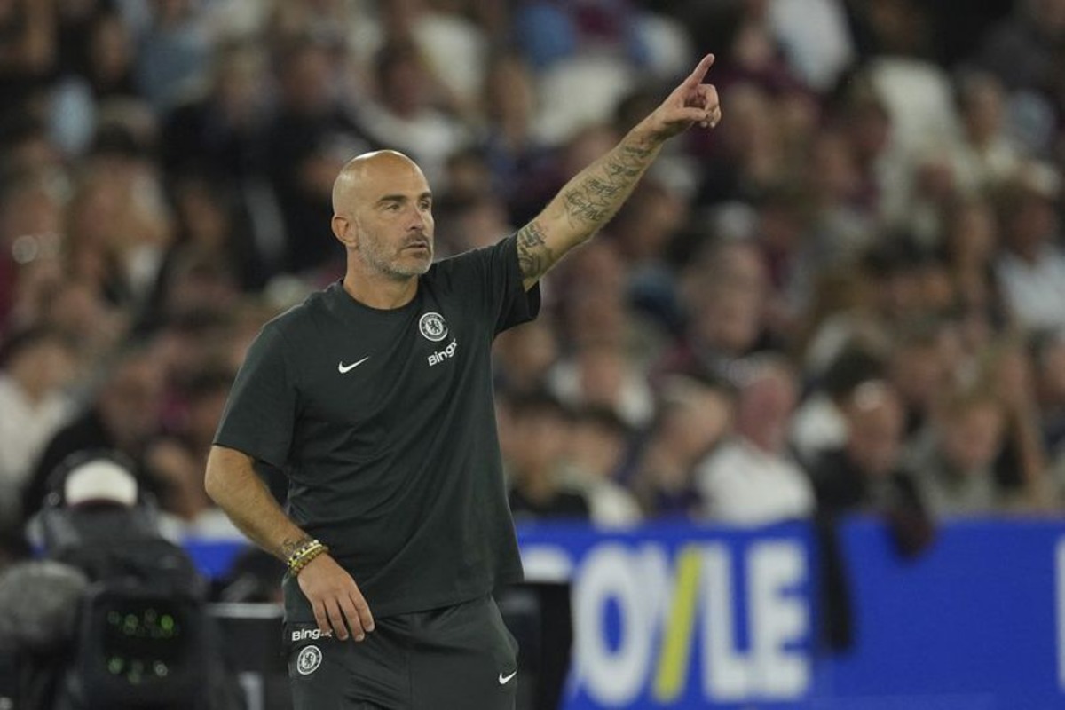 Pelatih Chelsea Enzo Maresca absen karena skorsing kartu merah. (AP Photo/Dave Shopland) - Image