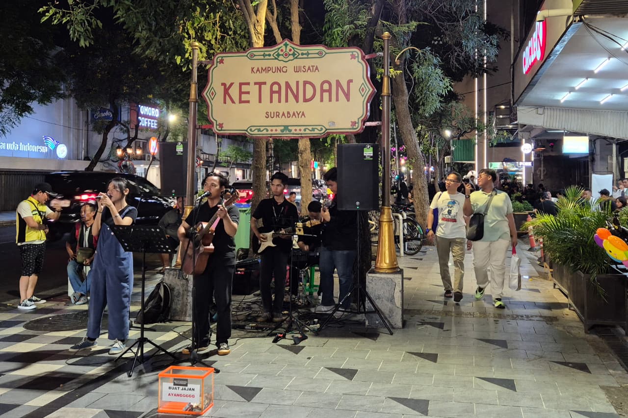 Penampilan pemusik menambah syahdu suasana Jalan Tunjungan di kala malam. (Novia Herawati/JawaPos.com)