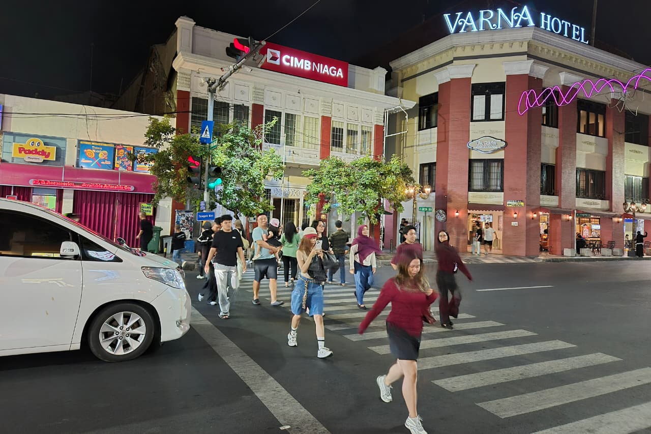 Kawasan Jalan Tunjungan Surabaya ramai pejalan kaki dan lebih lega usai parkir TJU ditiadakan. (Novia Herawati/JawaPos.com)