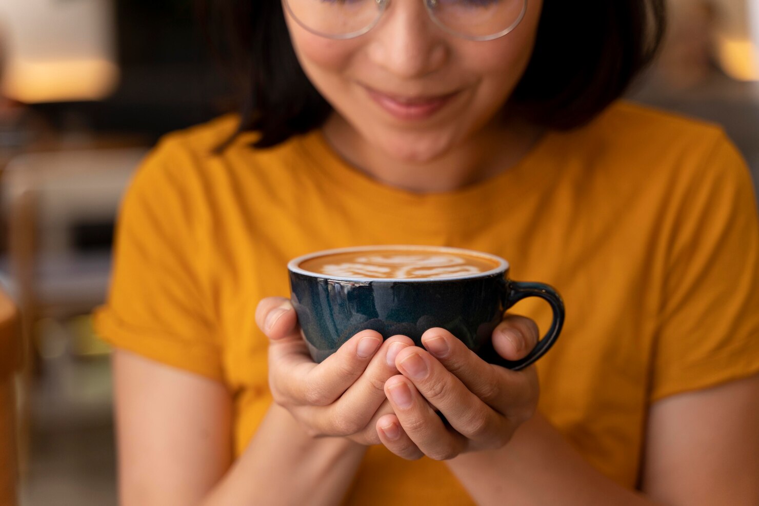 Ilustrasi tangan memegang cangkir kopi hangat dengan ekspresi wajah tenang dan penuh perhatian./Freepik - Image