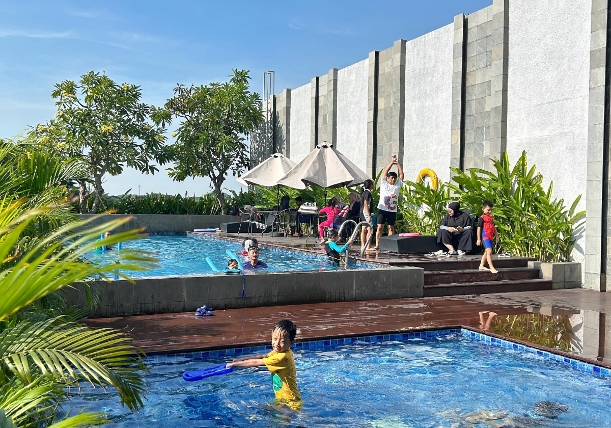 Ilustrasi hotel murah di Sidoarjo yang memiliki fasilitas kolam renang. (Instagram @astonsidoarjo) - Image