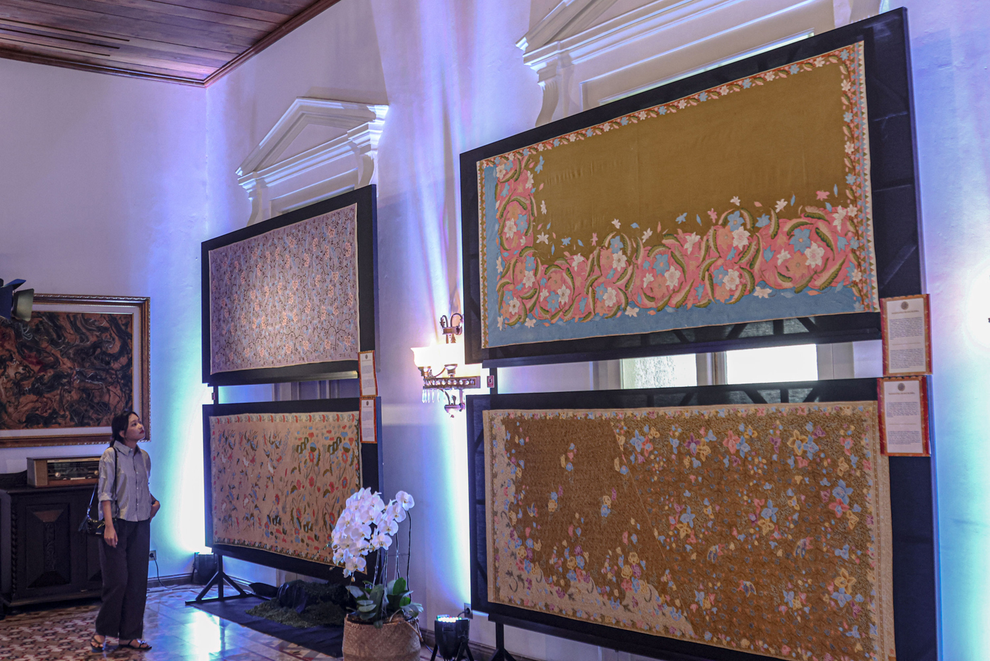 Sejumlah pengunjung melihat ruangan dan pameran batik di rumah milik Menteri Luar Negeri (Menlu) Ahm