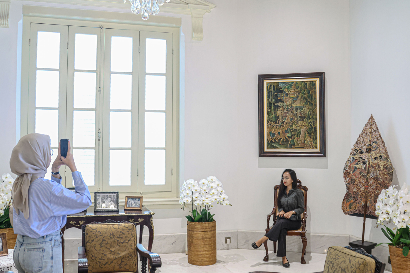 Sejumlah pengunjung melihat ruangan dan pameran batik di rumah milik Menteri Luar Negeri (Menlu) Ahm