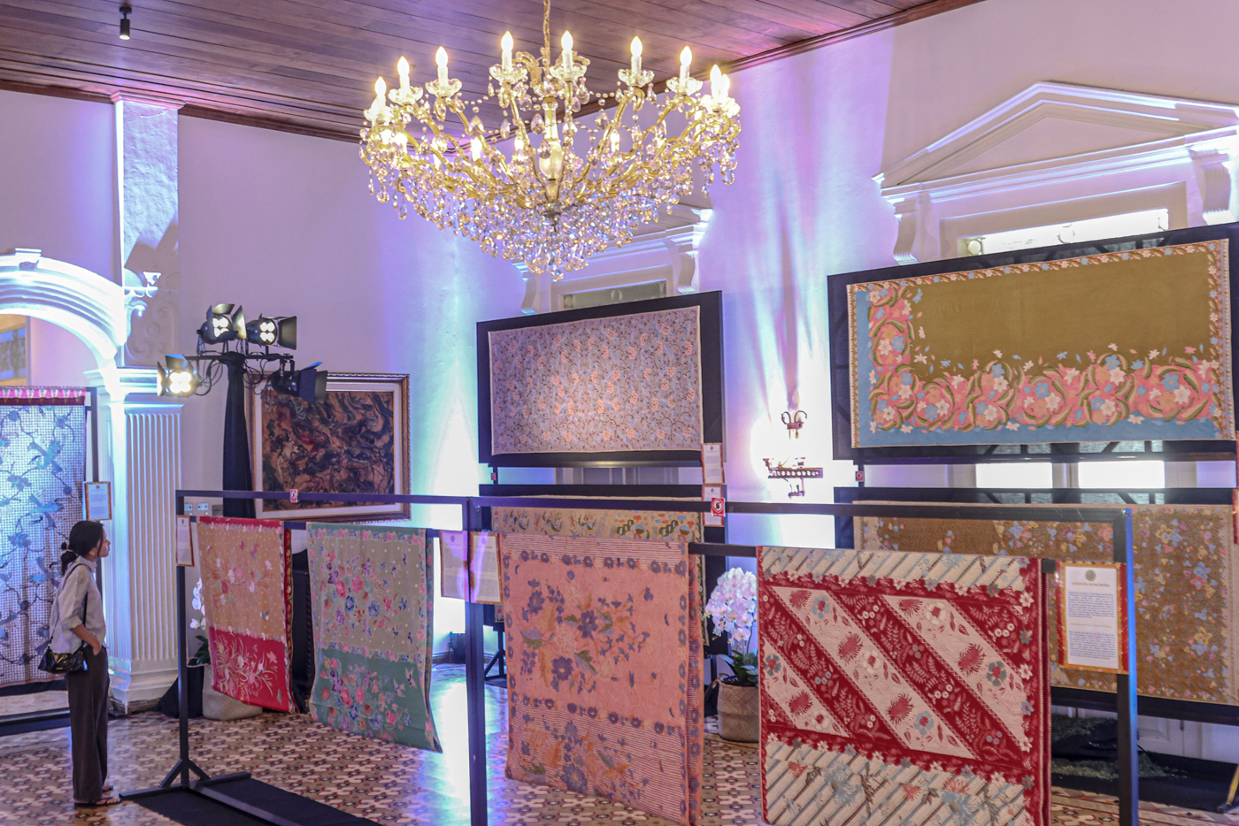 Sejumlah pengunjung melihat ruangan dan pameran batik di rumah milik Menteri Luar Negeri (Menlu) Ahm