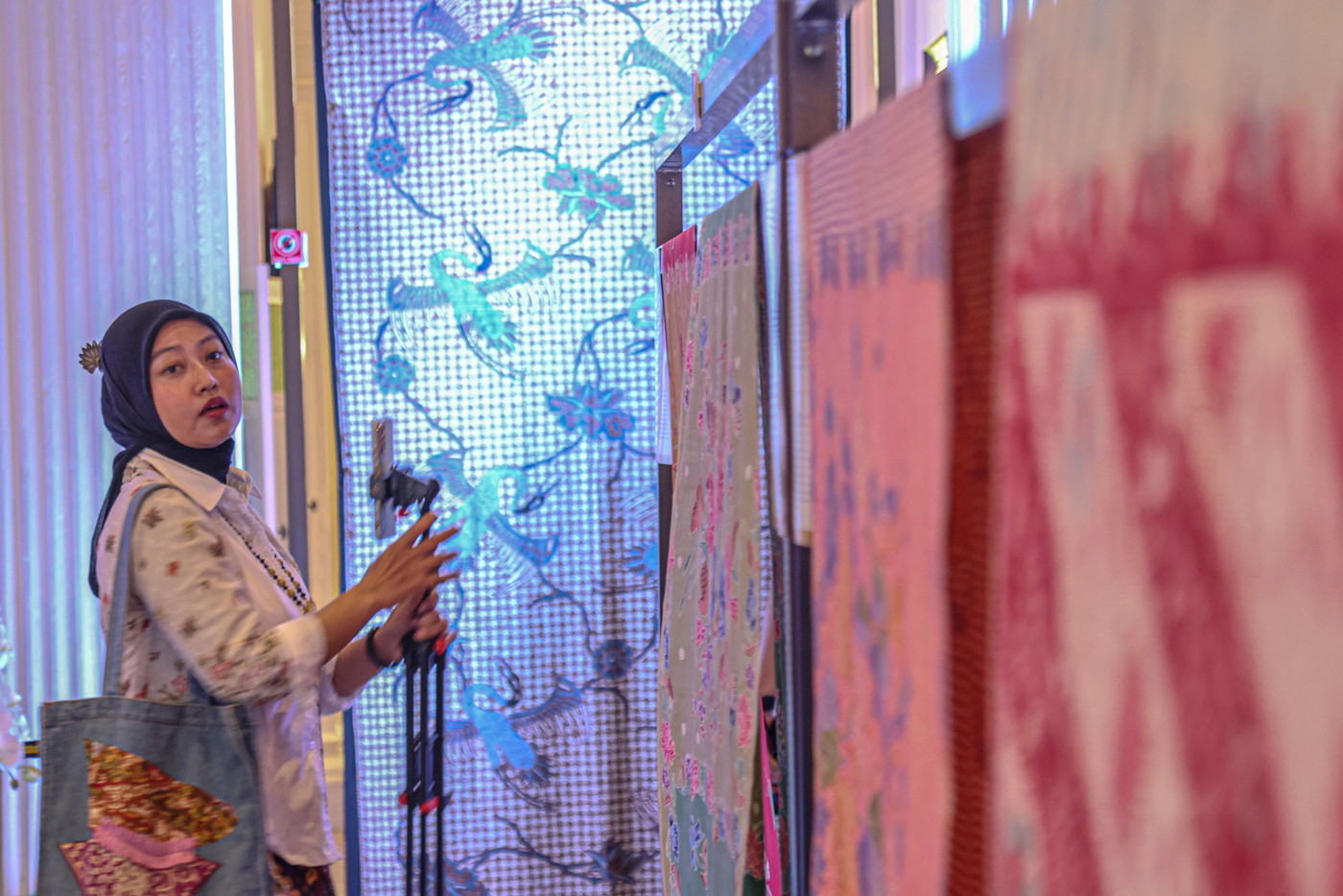 Sejumlah pengunjung melihat ruangan dan pameran batik di rumah milik Menteri Luar Negeri (Menlu) Ahm