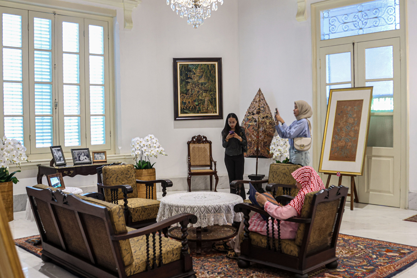 Sejumlah pengunjung melihat ruangan dan pameran batik di rumah milik Menteri Luar Negeri (Menlu) Ahm