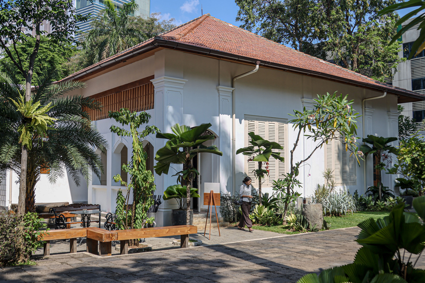 Sejumlah pengunjung melihat ruangan dan pameran batik di rumah milik Menteri Luar Negeri (Menlu) Ahm