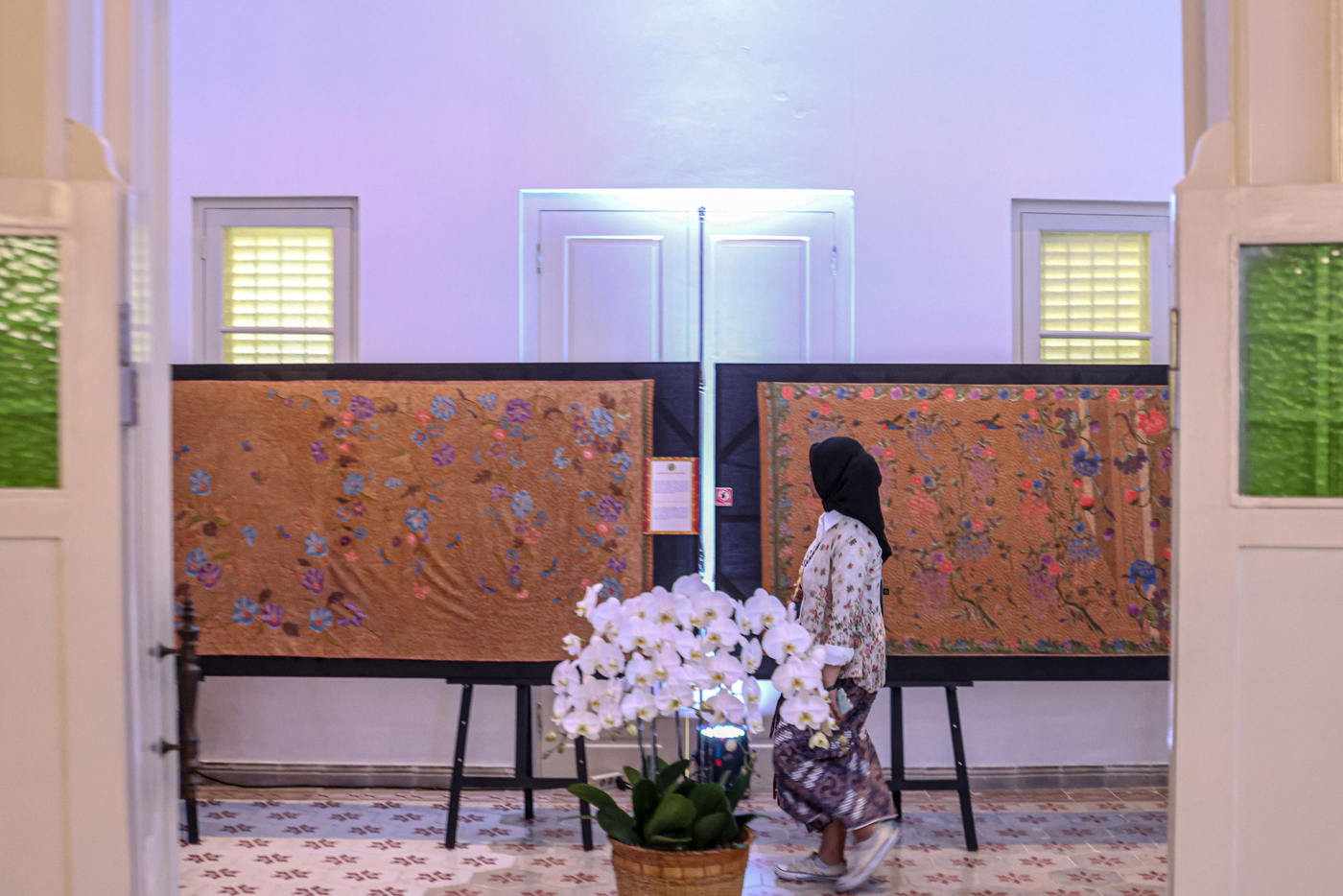 Sejumlah pengunjung melihat ruangan dan pameran batik di rumah milik Menteri Luar Negeri (Menlu) Ahm