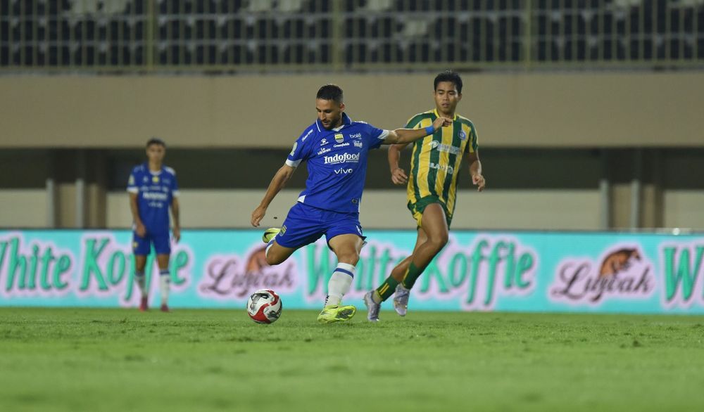 Lucho Guaycochea saat berhadapan dengan pemain PSBS Biak. (Dok. Persib) - Image