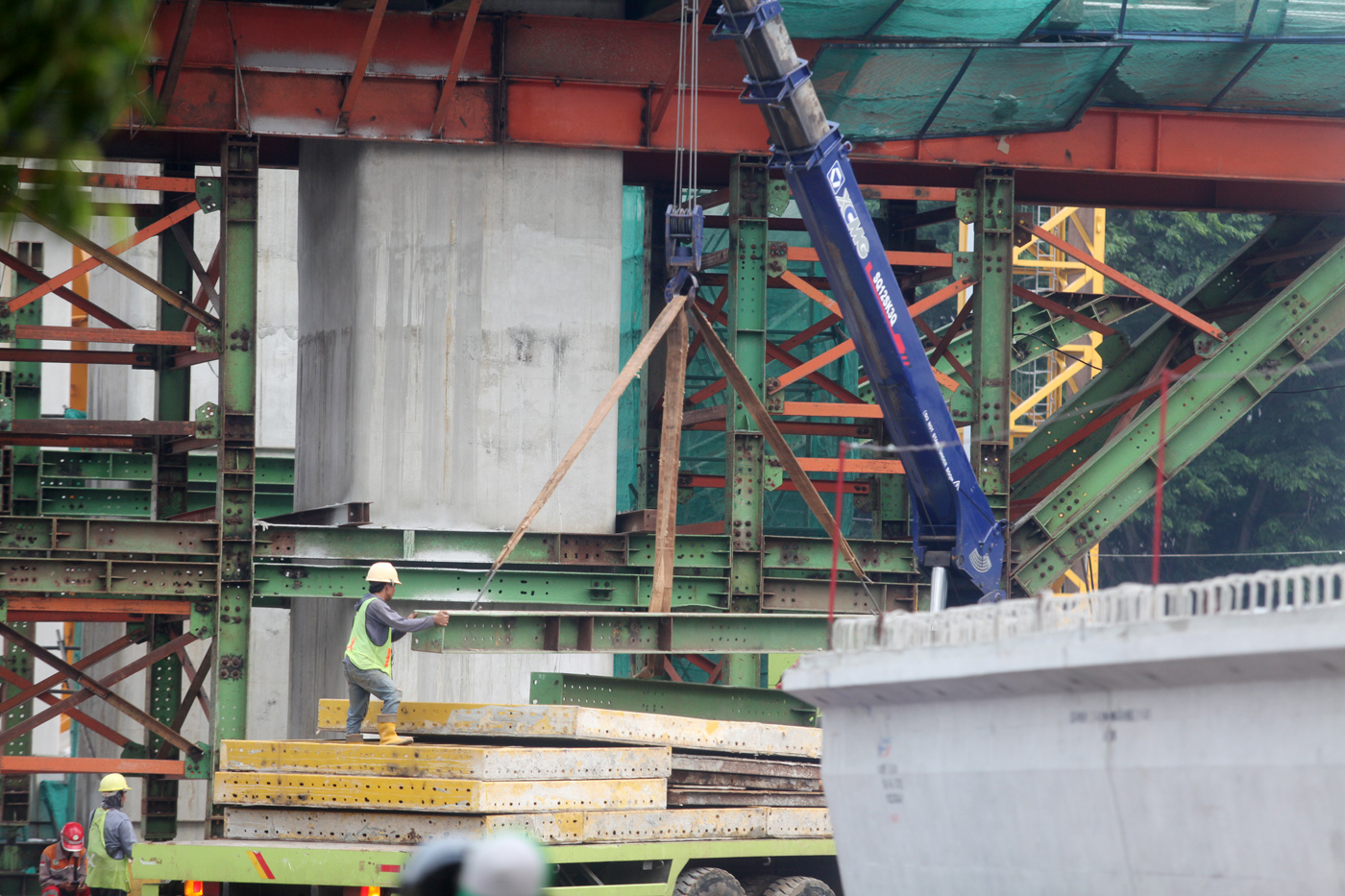 Aktivitas pengerjaan proyek pembangunan Light Rail Transit (LRT) Jakarta Fase 1B yang menghubungkan