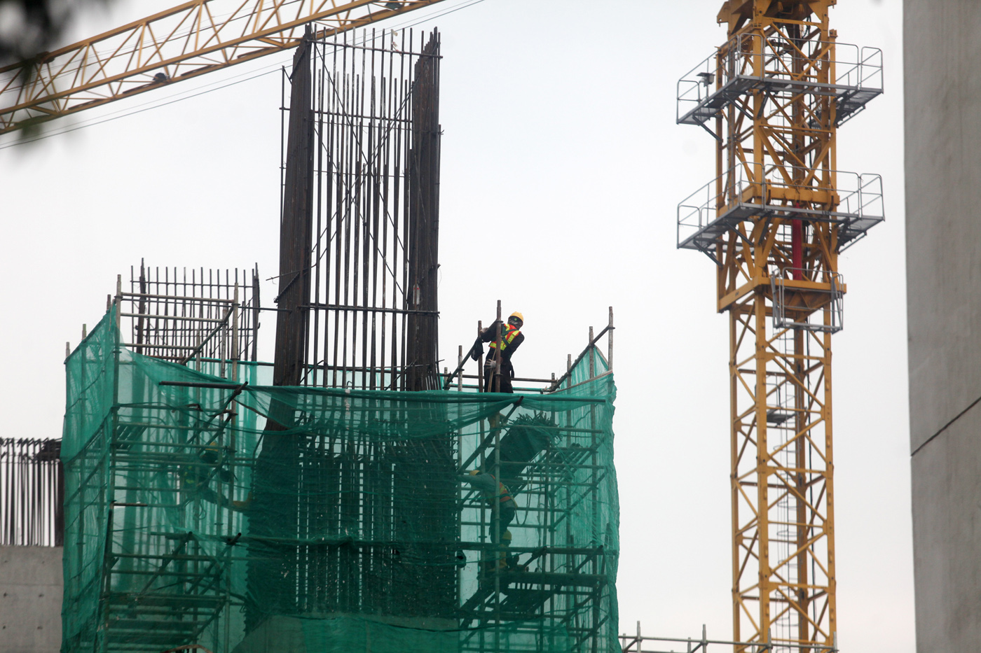 Aktivitas pengerjaan proyek pembangunan Light Rail Transit (LRT) Jakarta Fase 1B yang menghubungkan