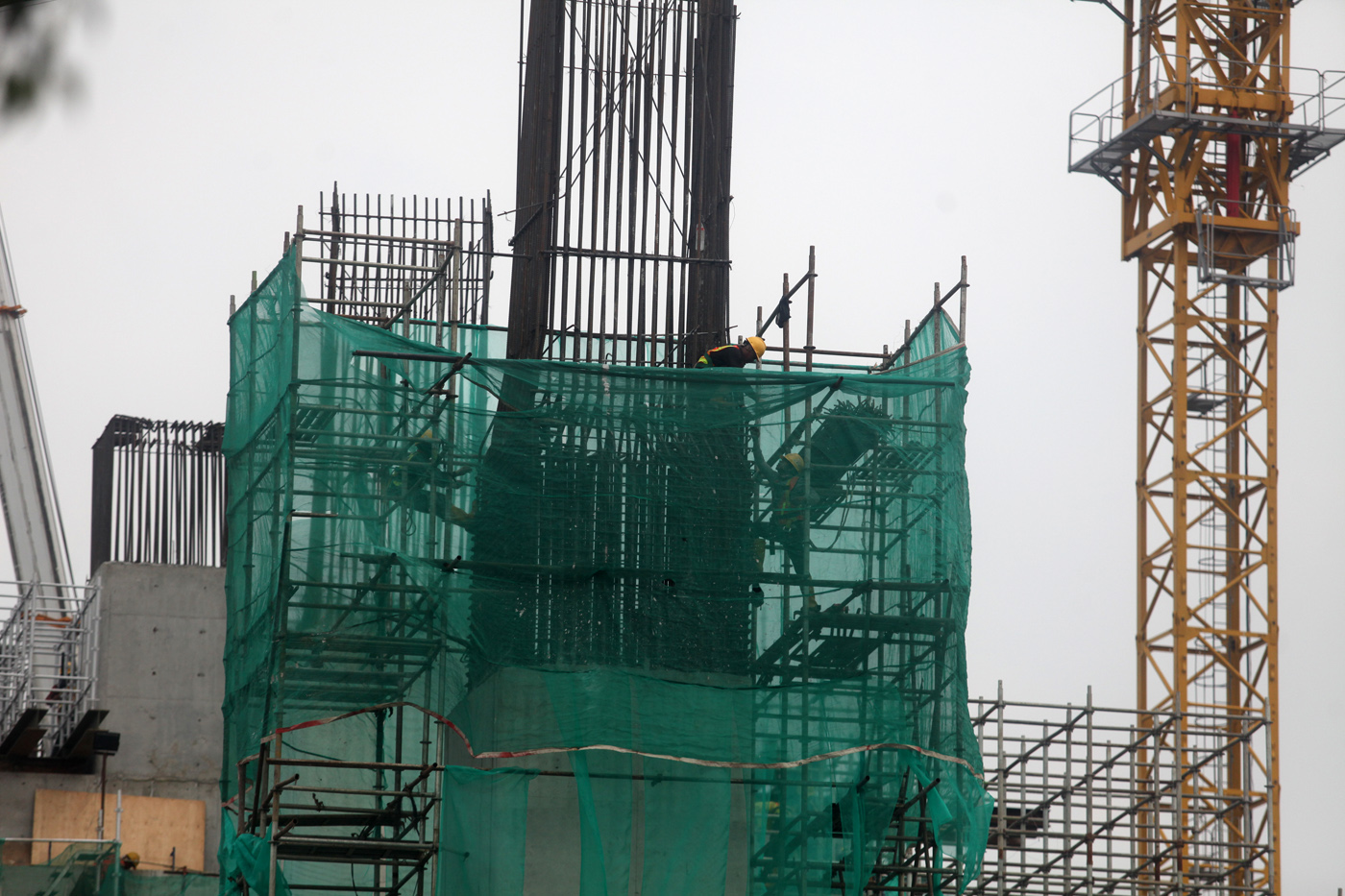 Aktivitas pengerjaan proyek pembangunan Light Rail Transit (LRT) Jakarta Fase 1B yang menghubungkan