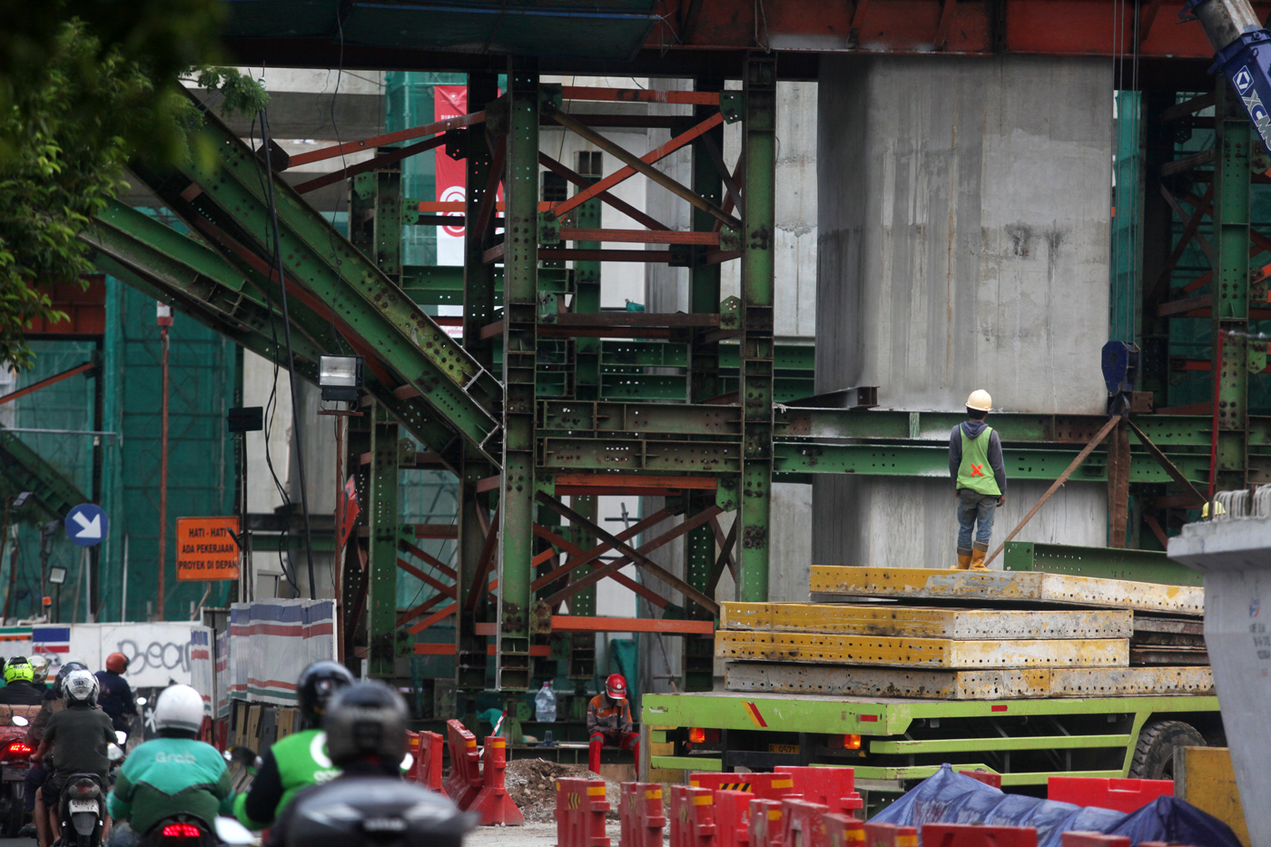 Aktivitas pengerjaan proyek pembangunan Light Rail Transit (LRT) Jakarta Fase 1B yang menghubungkan