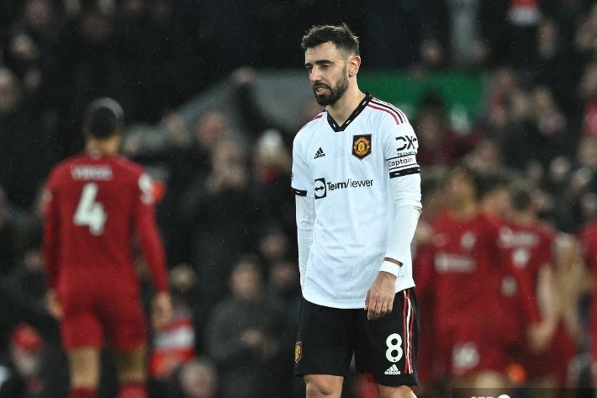 Bruno Fernandes, pimpin Manchester United curi kemenangan di Anfield. (AFP/Paul Ellis) - Image