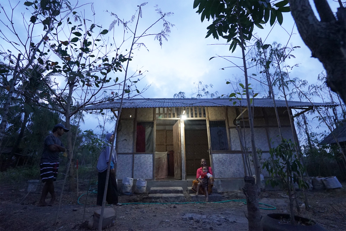 Masyarakat Kampung Iraiweri, Distrik Anggi, Pegunungan Arfak, Papua Barat sangat merasakan manfaat listrik yang telah terpasang di rumah warga. (Istimewa). - Image