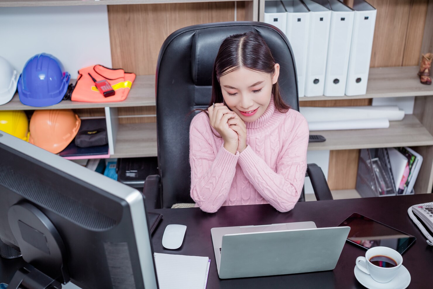 Seseorang fokus bekerja di meja yang rapi tanpa gangguan, mencerminkan salah satu kebiasaan sukses yang disebut deep work./Freepik - Image