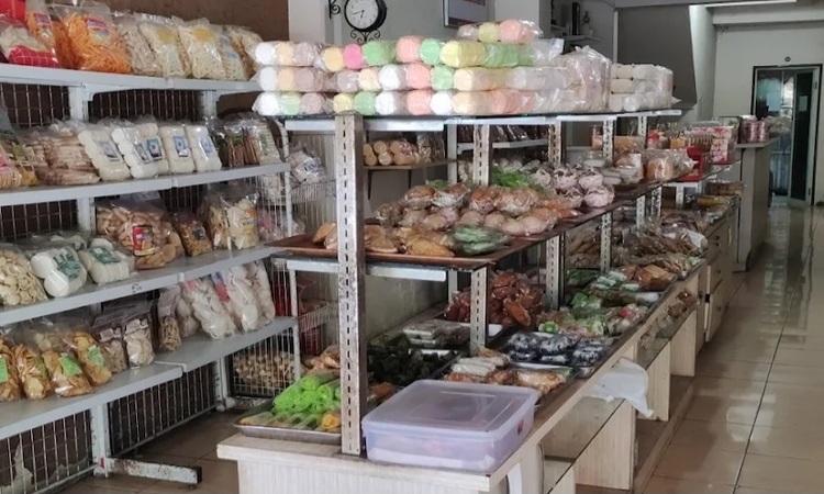 Suasana toko oleh-oleh khas Lamongan yang ramai dikunjungi wisatawan./Google. - Image
